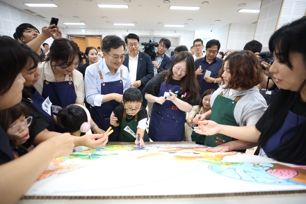 ‘달달버스 첫 탑승자는 도담학교 학생과 부모들’