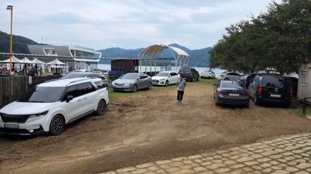 “가평 자라섬 남도, ‘차량 통행 금지’ 무용지물… 전직 군의원 포함 얌체족 활개”