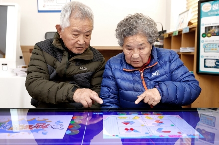 병원 하나 없던 초고령 마을에 AI 사랑방 운영 1년. 어르신 약 3천 명 방문. 웃음과 건강 찾아