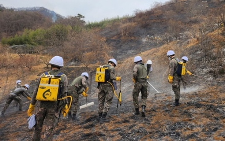 국방부, 전국 산불 현장에 군 전력 급파… 헬기 27대·병력 500명 투입