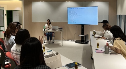 경기도서관, 문학상주작가 프로그램 운영. 박지영 작가 참여