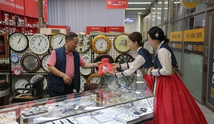 “풍성한 한가위 되세요”… 신천지 서울교회, 지역 상가에 온정 전해
