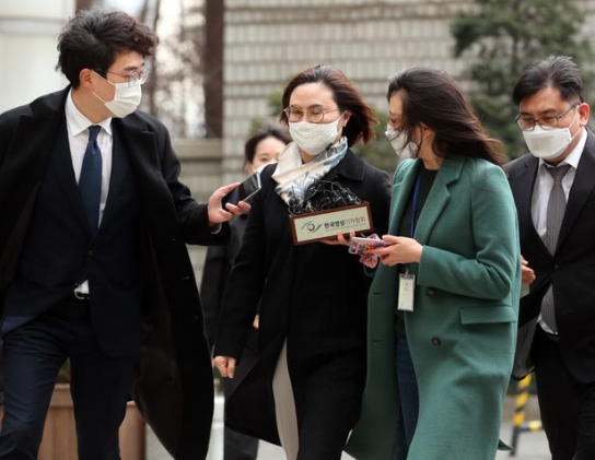 대법원, ‘사모펀드·입시 비리’ 정경심 징역 4년 확정