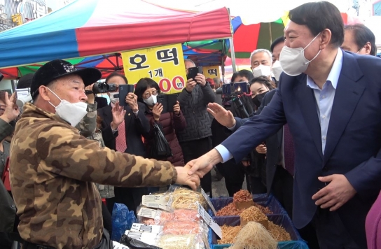 윤석열 “노인이 행복한 세상을 꼭 만들겠다”
