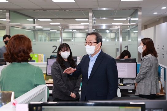조광한 남양주시장, 업무 재개 즉시 보건소 찾아가 직원 격려와 방역 체계 점검해