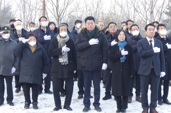 "시민 한분 한분께 뚜벅뚜벅 걸어가겠다"...포천시 새해 첫날 충혼탑 참배