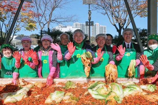 “엉뚱한 곳에 퍼 주고, 최소 1천만 원어치 김치 증발!”..가평군 새마을