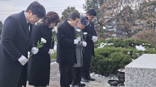 박윤국 더불어민주당 (전) 포천가평지역위원장 충혼탑 헌화..“총선 본격 행보”