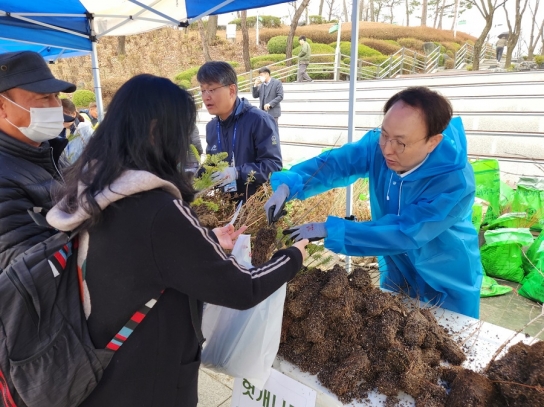 포천시, 내 삶 속의 숲 만들기 ‘나무 나누어주기’ 행사 성황리에 개최