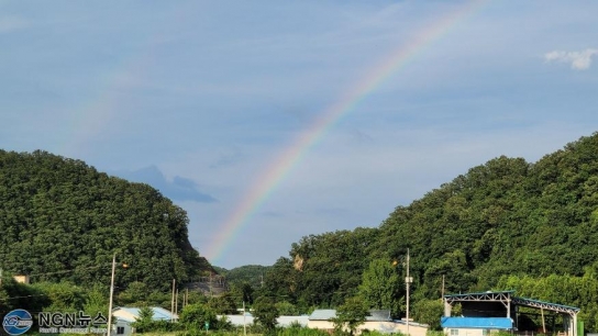 [포토뉴스]보납산 봉우리를 끼고 피어난 무지개