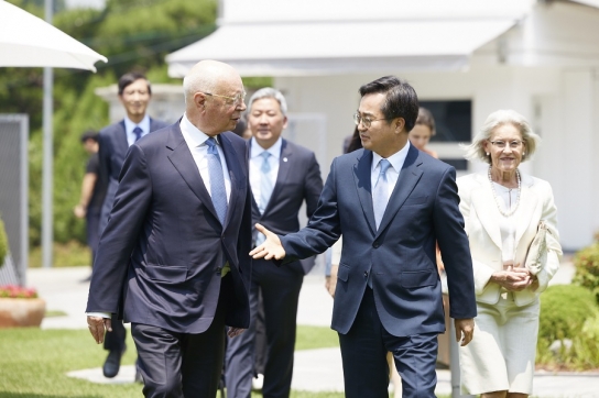 김동연, 세계경제포럼(WEF) 클라우스 슈밥 회장 만나 “코너에 선 한국. 4차 산업혁명센터 통해 다른 나라 앞서 나갈 것”