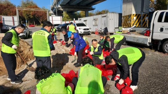 남양주시 다산행정복지센터, 민·관 협력으로 겨울철 대비 제설용 모래주머니 제작