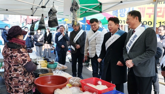서태원 가평군수, 전통시장 방문해 상인들 격려