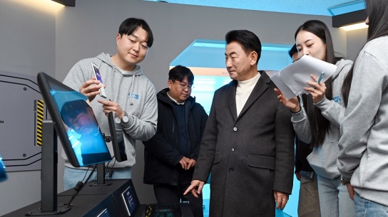 김동근 의정부시장, 청소년 위한 ‘퓨처플라넷2050(미래직업체험) 팝업스토어’ 방문