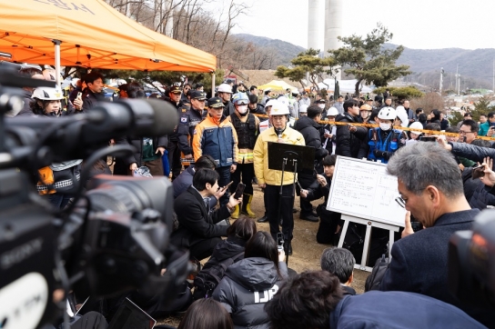 김동연, 서울세종고속도로 사고 현장 도착 “매몰돼 계신 한 분을 구조하는 데 만전을 기하도록 해달라” 지시