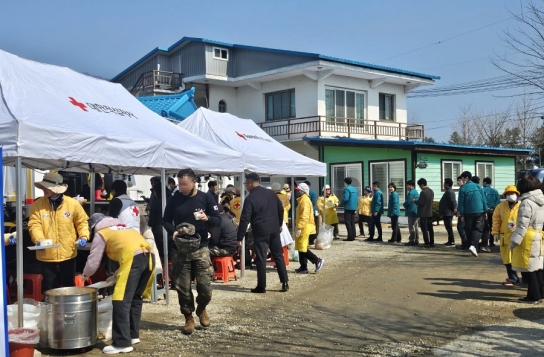 공군 전투기 오폭사고 현장에 온정의 손길 이어져