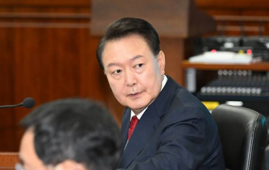 2번째 공판 출석한 윤석열 전 대통령..법원 법정 촬영 허가 첫 재판