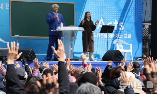 尹 파면 후 전광훈 첫 예배…헌재 비판하며 "국민저항권"