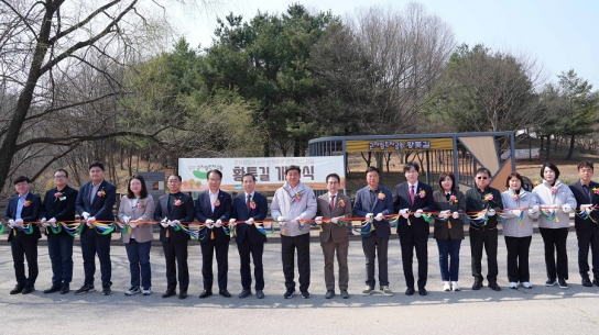 “봄 내음 맡으며 맨발로 힐링하세요”… 한국도자재단, 곤지암도자공원에 맨발 걷기 ‘황톳길’ 개장
