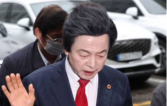 '신도 성추행·사기 혐의' 허경영, 혐의 부인하며 영장실질심사 출석