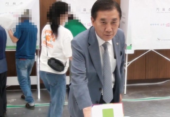 박윤국 위원장, 대통령선거 사전투표 첫날 투표 완료