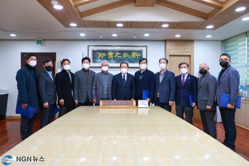 (사진)2021 적극행정 우수사례 경진대회 추진위원단 위촉(가운데 조광한 남양주시장).jpg