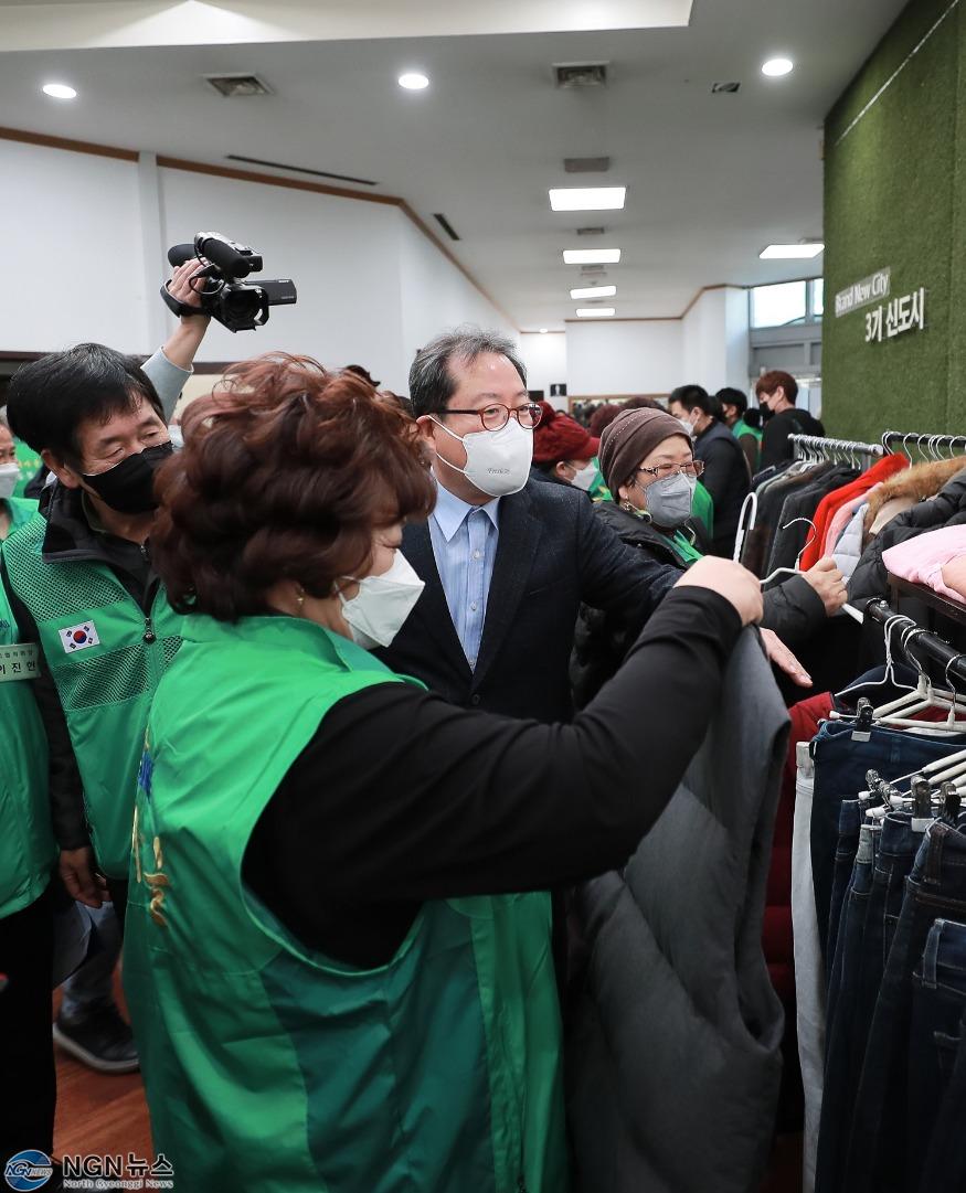 (사진3) '두 번째 옷장'을 둘러보고 있는 조광한 남양주시장.JPG