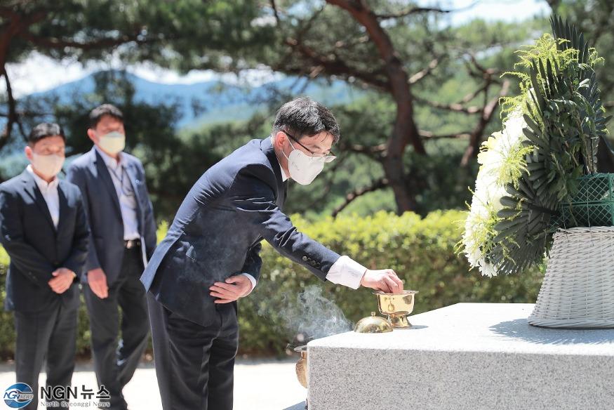 (사진1)현충탑을 참배하고 있는 이석범 남양주시 부시장.JPG