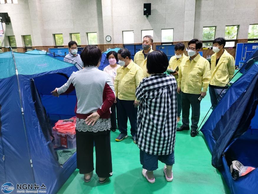 (0809)[홍보기획관]주광덕 남양주시장, 휴가 중 복귀해 수해 현장 점검(사진2).jpg