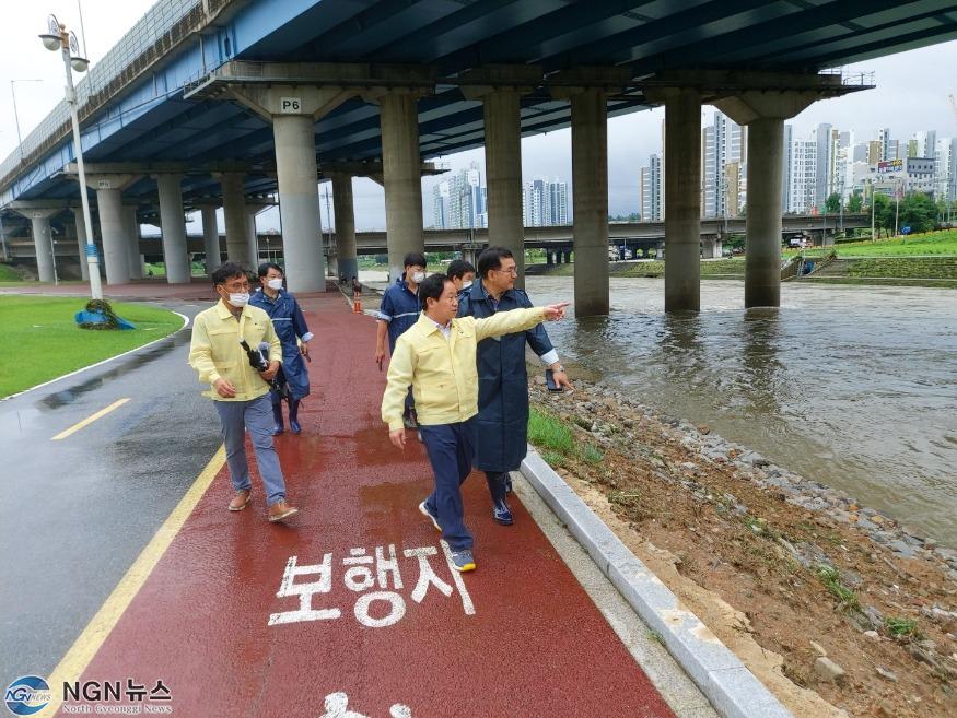(0809)[홍보기획관]주광덕 남양주시장, 휴가 중 복귀해 수해 현장 점검(사진3).jpg