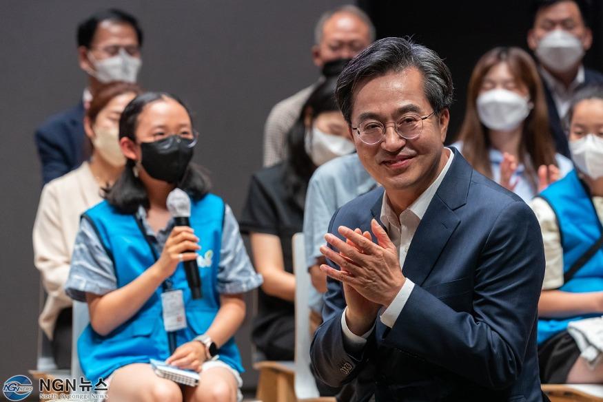 2.+김동연+경기도지사가+7월+15일+경기도청+대강당에서+‘기회수도+경기’를+주제로+맞손토크를+하고+있다.(1).jpg