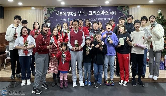(1220)[복지정책과]남양주시 사회복지관 서부희망케어센터, 다문화가족과 '서(로의 행복을) 부(르는) 크리스마스파티' 진행(사진).jpg