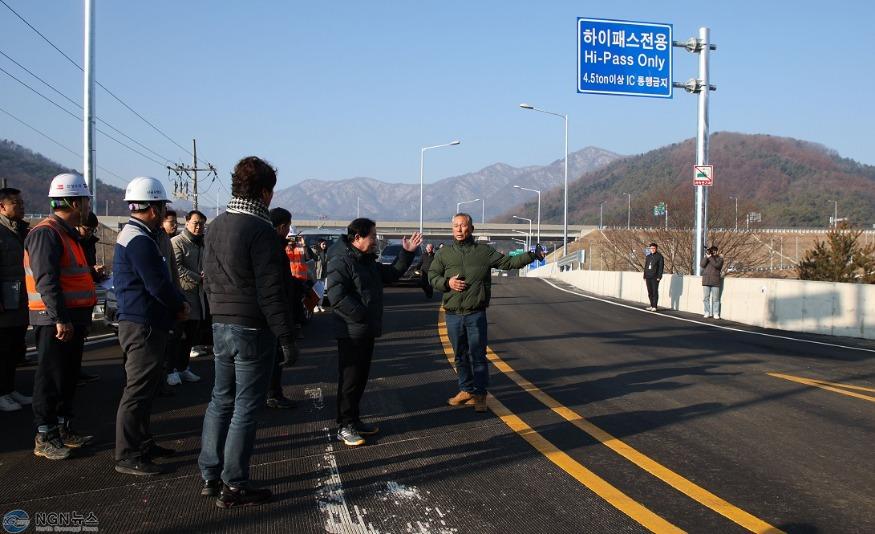 (0130)[도로건설과]주광덕 남양주시장, 수도권 제2순환고속도로(화도~포천) 건설 현장 로드체킹...“설 연휴 전 개통” 주문(사진4).jpg