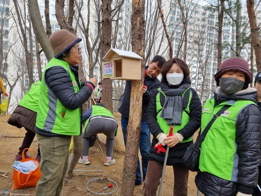 (0308)[호평동]남양주시 호평동 지역봉사단, 산책로 구급함 설치 및 환경정화활동 실시(사진2).jpg