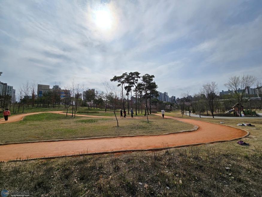(0405)[공원관리과]남양주시, 도심공원에 맨발걷기 산책로 '흙길 힐링로드' 조성(사진1).jpg