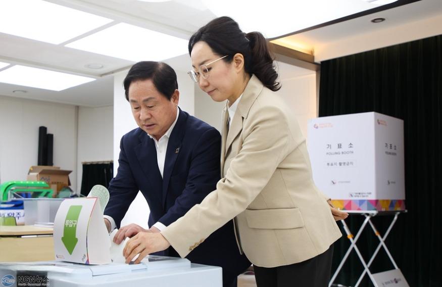 주광덕 남양주시장(왼쪽)이 아내 박주영 여사와 함께 금곡동 사전투표소를 찾아 한 표를 행사했다..jpg