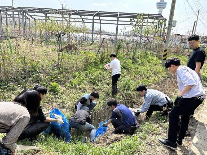 0415 구리시, 하수처리시설 관리대행 직원들과 식목행사 개최(3).jpg