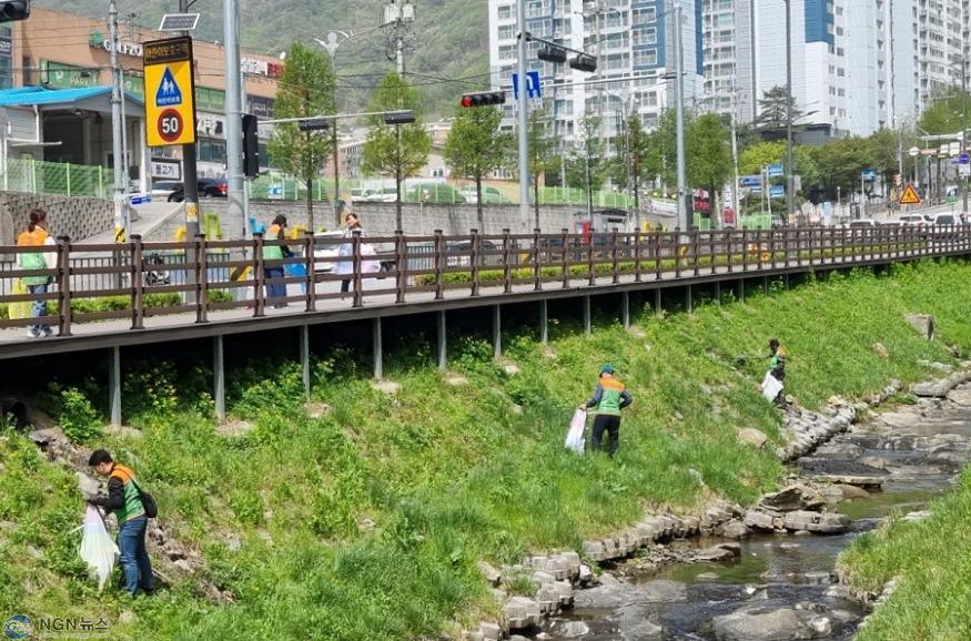 (0418)[호평동]남양주시 호평동 자율방재단 산불예방캠페인 및 환경정화활동 실시(사진2).jpg