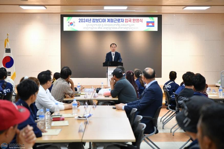 1-2 포천시, 외국인 계절근로자 입국환영식 개최.JPG