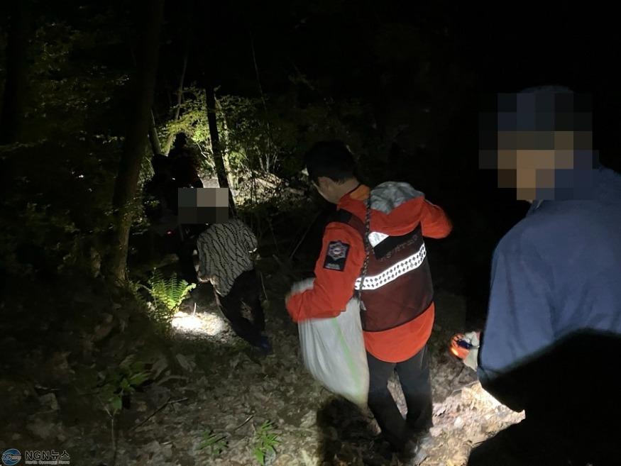 가평소방서, 조난 당한 노부부 등산객 2명 구조해 사진.jpg