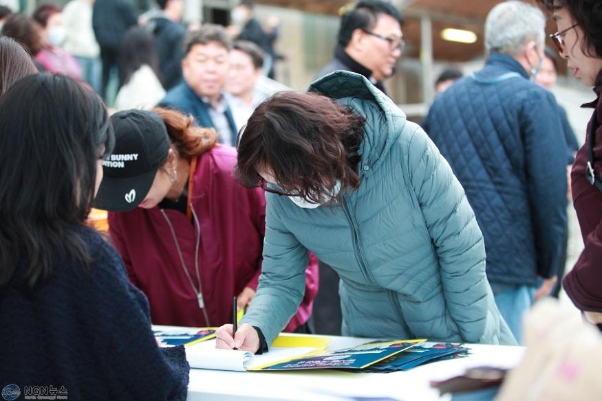 (0509)[기반조성과]남양주시, 경기동북부 공공의료원 유치 민․관․정 협의체 발대식 개최…서명운동 개시(사진2. 서명하고 있는 남양주시민).jpg