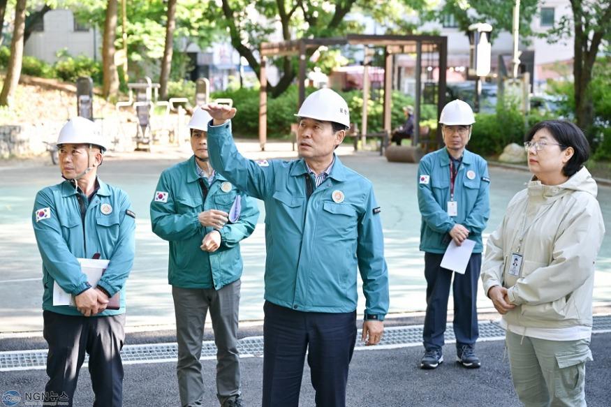2-2 백영현 포천시장, 태봉산유아숲체험원 민관합동점검 나서.JPG