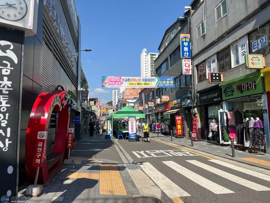 [사진자료] 파주 '금촌 문화난장 어울림장터’ 6만명 방문으로 행사 성황리에 마쳐(1).jpg