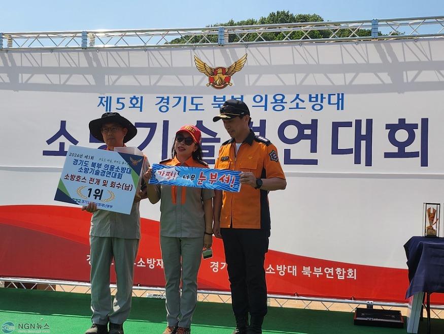 가평소방서, 제5회 경기북부 의용소방대 소방기술 경연대회에서 소방호스 전개 및 회수부문 최우수상 사진.jpg