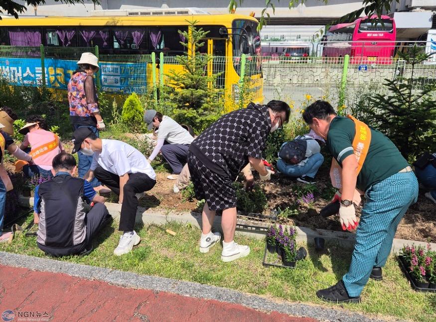 0614 구리시 갈매동, 여름꽃 식재 행사 개최(1).jpg