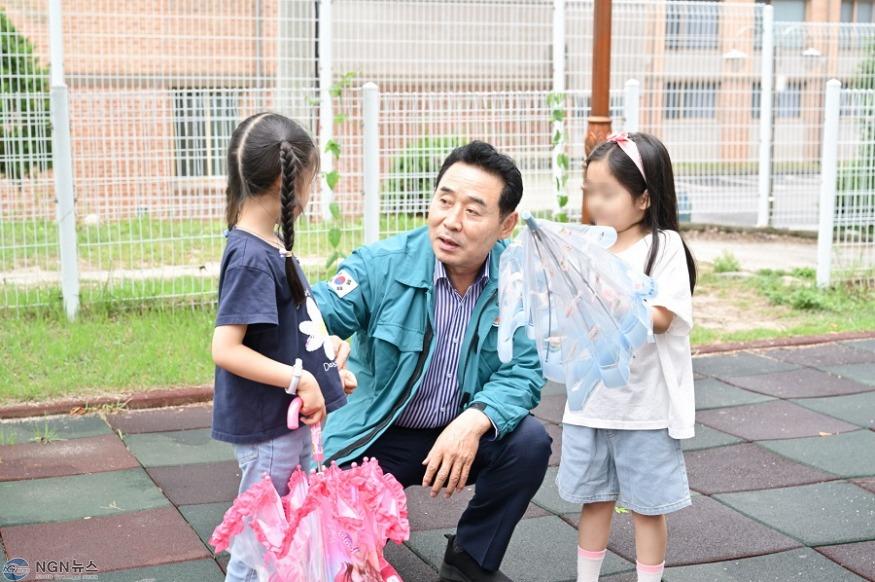 1-4 백영현 포천시장, 공공건축물 속 교육 공간 조성 위한 이동면 주민과의 현장간담회 개최.JPG