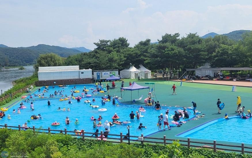 (가)가평군, “자라섬 야외수영장서 무더위 확~ 날리세요”(사진은 지난해 수영장 운영 모습)1.jpg