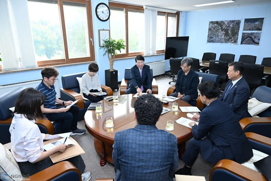0711 백경현 구리시장  신동화 구리시의회 의장  국토지리정보원장 만나 ‘33번째 한강횡단교량 ’구리대교‘ 명명 적극 건의(4).JPG