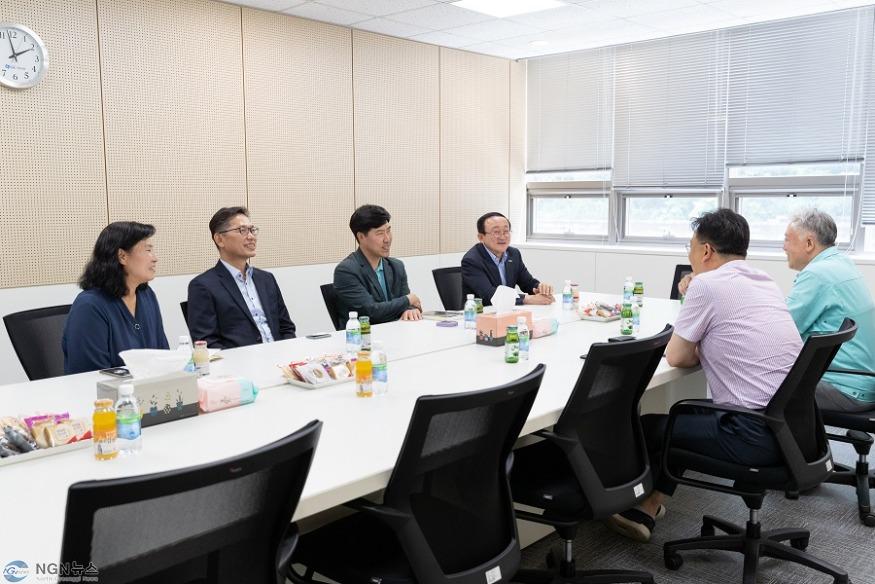 (사진)2. 김덕현 군수, 그린바이오 클러스터 협약 기업 방문.jpg