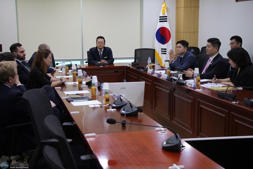 [붙임-2] 김용태, 독일 기민당 소속 연방의회 청년의원들과이민정책·인구감소 문제 논의.jpg